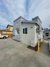 10702 S Grevillea Ave in Inglewood, CA - Building Photo - Building Photo