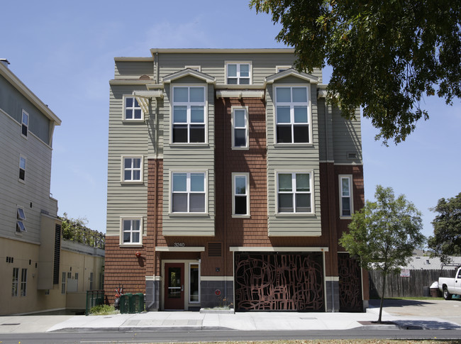 Harmon Gardens Apartments in Berkeley, CA - Building Photo - Building Photo