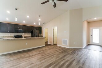 6784 Hanworth Ln in Zephyrhills, FL - Building Photo - Building Photo