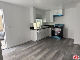 6644 Irvine Ave in Los Angeles, CA - Building Photo