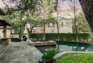 5902 Saratoga Cove in Austin, TX - Foto de edificio - Building Photo