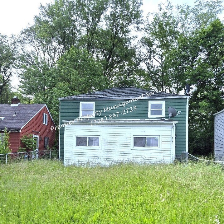 2051 Broadhead Fording Rd in Pittsburgh, PA - Building Photo