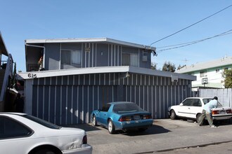 615 Cerritos Ave in Long Beach, CA - Foto de edificio - Building Photo