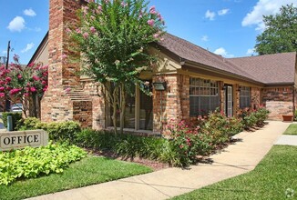 Castlewood Apartments in Shreveport, LA - Foto de edificio - Building Photo