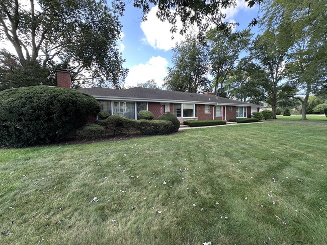 2300 Landwehr Rd in Northbrook, IL - Foto de edificio - Building Photo