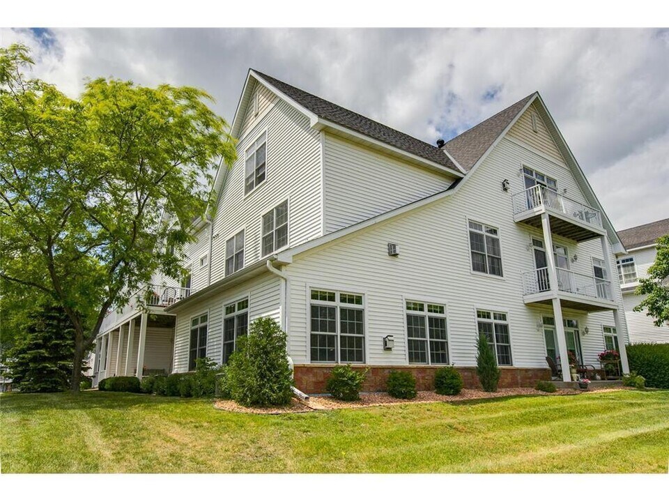 2100 Old School Rd in Mound, MN - Building Photo