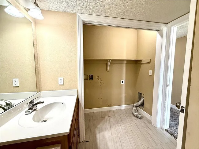 816 SW Peach Tree Ln in Blue Springs, MO - Building Photo - Building Photo