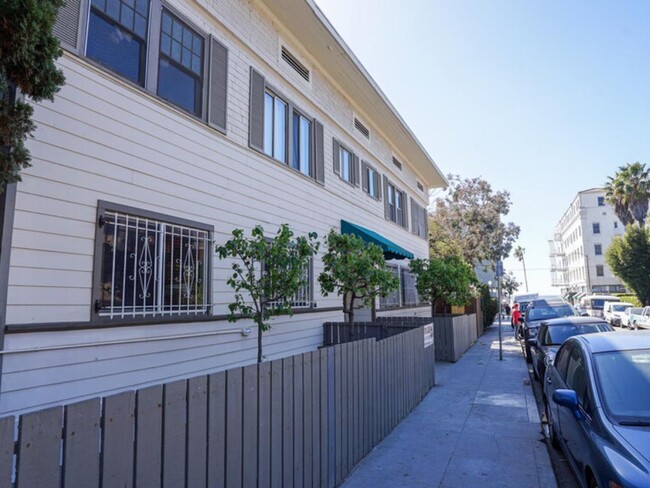 26 Westminister Avenue, in Venice, CA - Building Photo - Building Photo