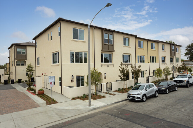 Flora Walk in Torrance, CA - Foto de edificio - Building Photo