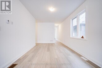 12 Barnyard Trl in Barrie, ON - Building Photo - Building Photo