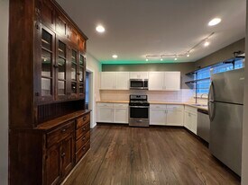 2566 Duck Creek Rd, Unit 2 in Cincinnati, OH - Building Photo