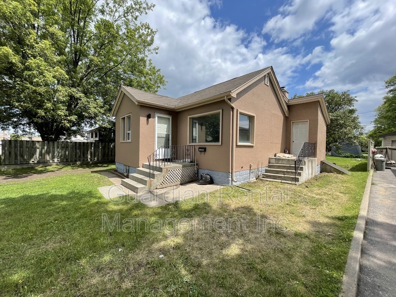3304 Sifton Ave in Thunder Bay, ON - Building Photo