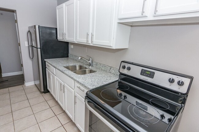 7147 S Jeffery Blvd in Chicago, IL - Building Photo - Building Photo