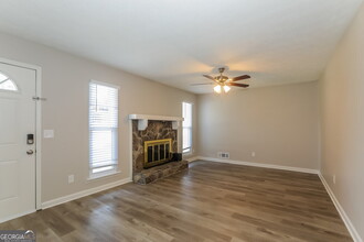 3860 Ferncliff Rd SW in Snellville, GA - Foto de edificio - Building Photo
