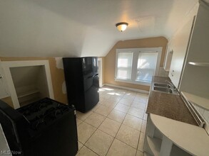 622 Payne Ave, Unit A in Akron, OH - Building Photo - Building Photo