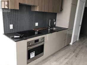 161-4161 Roehampton Ave in Toronto, ON - Building Photo - Building Photo