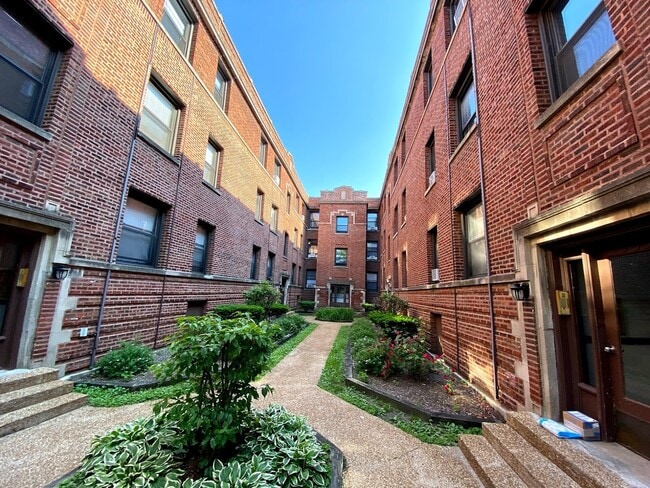 property at 931 W Sunnyside Ave