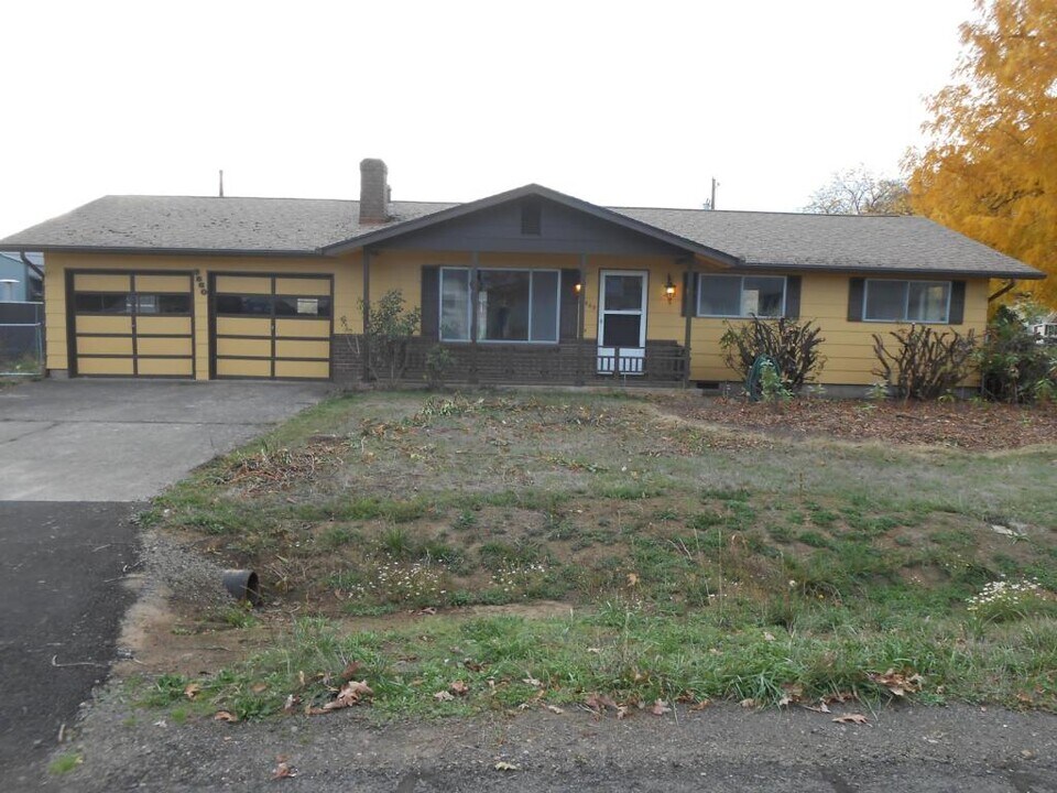2860 Willow Dr in Lebanon, OR - Building Photo