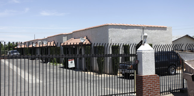 Sequoia Ave. Apartments in Hesperia, CA - Foto de edificio - Building Photo