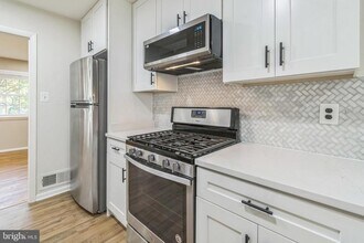 8309 McNeil St in Vienna, VA - Building Photo - Building Photo