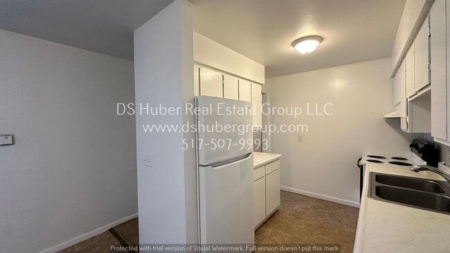 1016 E Greenlawn Ave in Lansing, MI - Building Photo - Building Photo