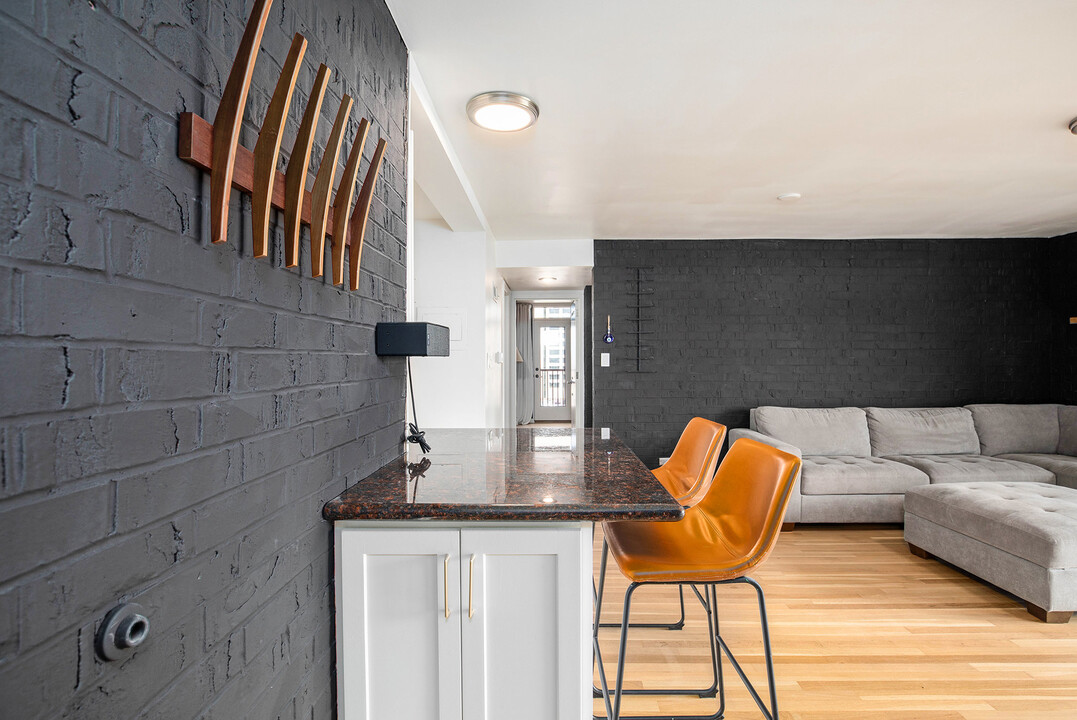2933 Baltimore Ave, Unit 502 in Kansas City, MO - Building Photo