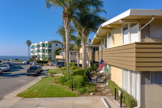 Tradewinds in Redondo Beach, CA - Foto de edificio - Building Photo