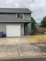 878-880 S 9th St in Harrisburg, OR - Building Photo