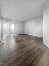 5525 W Flamingo Rd in Las Vegas, NV - Building Photo - Building Photo
