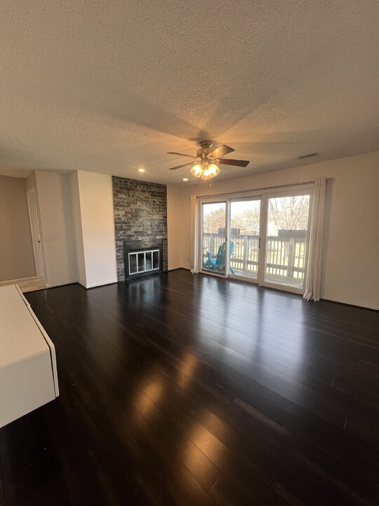 9309 Sandler Dr-Unit -Unit #5 in Urbandale, IA - Building Photo