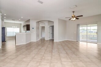 752 Star Pointe Dr in Seffner, FL - Foto de edificio - Building Photo