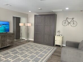 145 S La Peer Dr, Unit 1 in Beverly Hills, CA - Building Photo - Building Photo