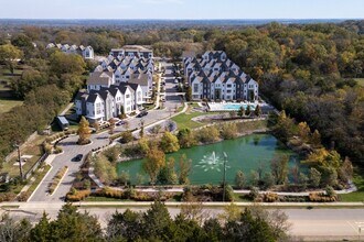 323 E Village Ln in Nashville, TN - Building Photo - Building Photo