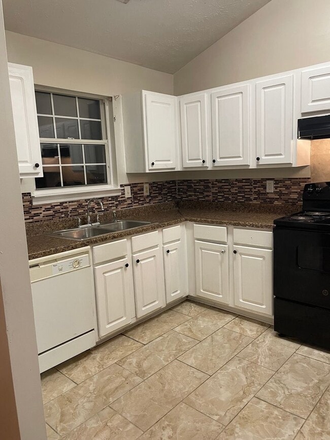 8140 Sterling Lakes Ct in Covington, GA - Foto de edificio - Building Photo