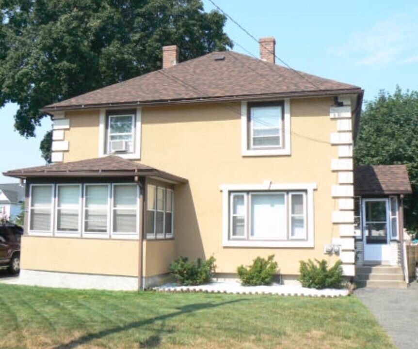 25 Maple St in Ludlow, MA - Building Photo