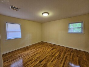 8 Town Path in Glen Cove, NY - Building Photo - Building Photo