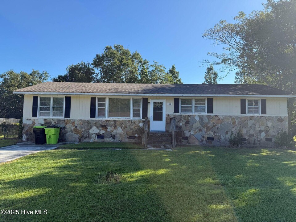 712 W Pineland Dr in Swansboro, NC - Building Photo