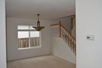 1290 NE Margeaux Pl in Hillsboro, OR - Foto de edificio - Building Photo