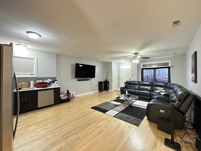 368 N Hamlin Ave, Unit J08P