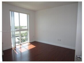 7275 SW 90th Way, Unit 302 in Miami, FL - Building Photo - Building Photo