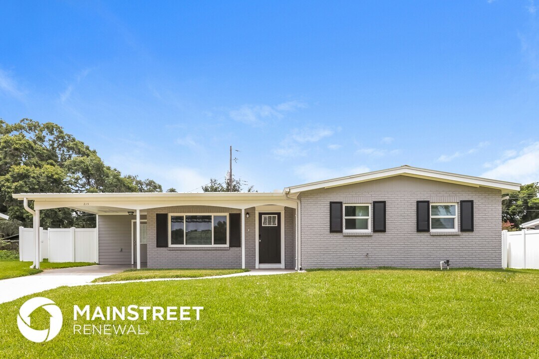 215 Cranberry Ln in Brandon, FL - Building Photo