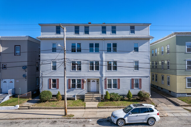 357 Burnside Ave in Woonsocket, RI - Foto de edificio - Building Photo