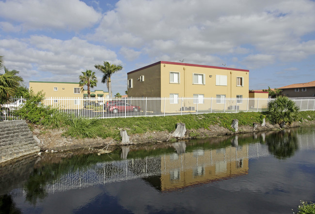 Mary's Apartments in Hialeah, FL - Foto de edificio - Building Photo