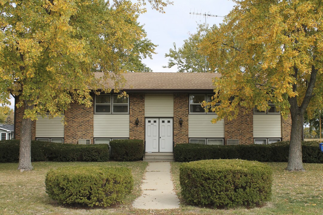 340 Grant St in Leland, IL - Foto de edificio