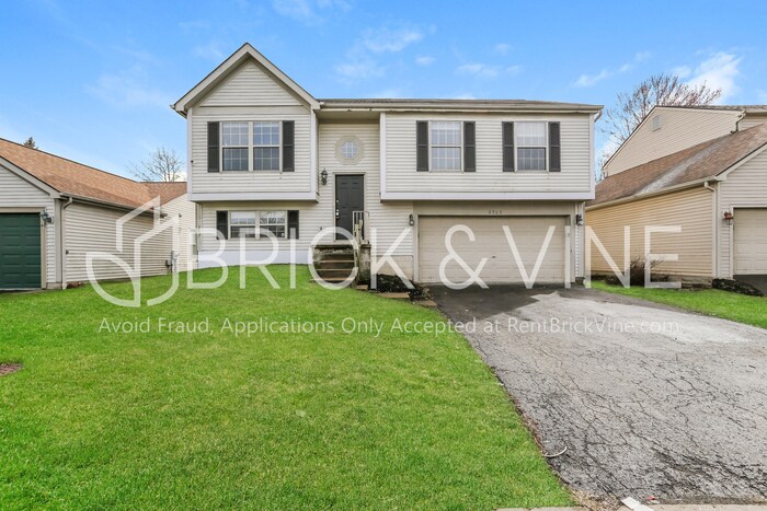 5727 Sundial Dr in Galloway, OH - Building Photo