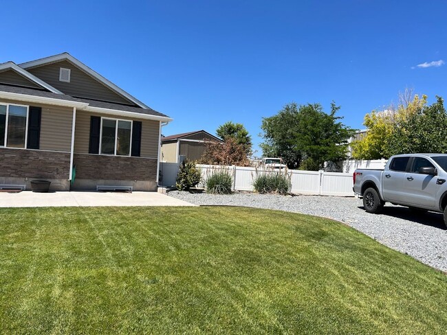 1943 Katie Ct N in Enoch, UT - Foto de edificio - Building Photo