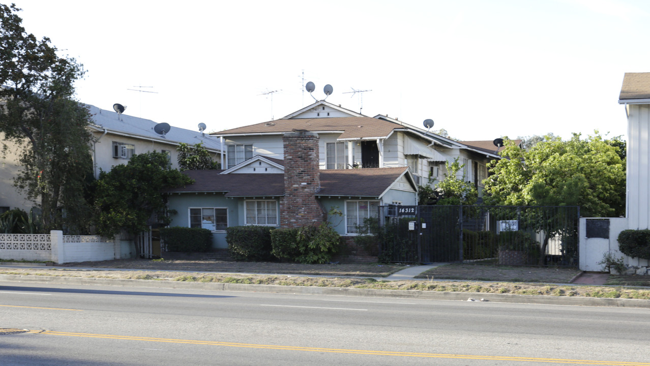 14312 Roscoe Blvd in Panorama City, CA - Building Photo