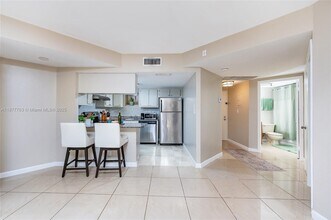 8290 Lake Dr in Doral, FL - Building Photo - Building Photo