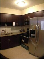 320 NE 166th St in Miami, FL - Building Photo