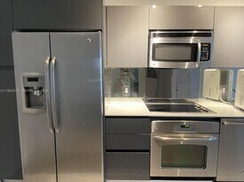 31 SE 6th St, Unit 404 in Miami, FL - Building Photo